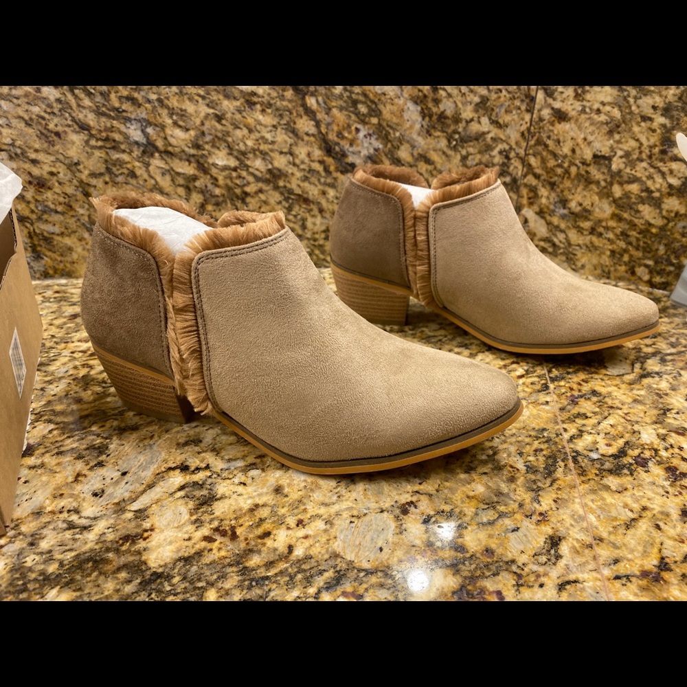 Journee Collection Moxie bootie size 8 in taupe.